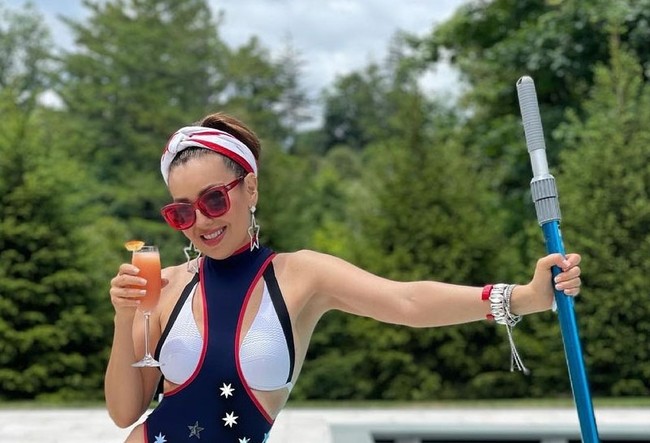 Bintang telenovela sekaligus penyanyi latin Thalia akan genap berusia 50 tahun pada pertengahan Agustus 2021 nanti. Seolah menolak tua, ia pun mengunggah serangkaian foto seksi di media sosial. Foto: Instagram/@thalia