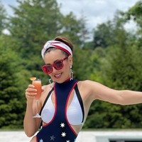 Bintang telenovela sekaligus penyanyi latin Thalia akan genap berusia 50 tahun pada pertengahan Agustus 2021 nanti. Seolah menolak tua, ia pun mengunggah serangkaian foto seksi di media sosial. Foto: Instagram/@thalia