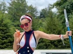 7 Potret Seksi Thalia Pakai Baju Renang Jelang Usia 50