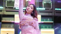 Tiara Andini punya kebiasan lompat-lompat sebelum naik ke atas panggung untuk pemanasan. Foto: Instagram Tiara Andini