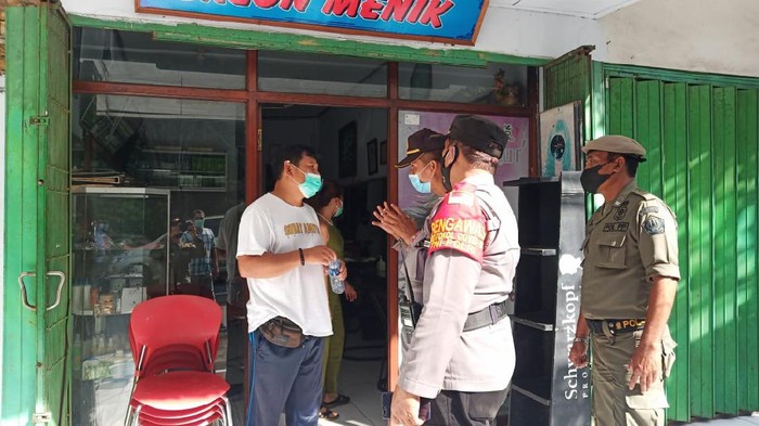 Tim Yustisi Penanganan COVID-19 Denpasar saat menutup tempat fites buat kerumunan saat PPKM darurat (dok. Istimewa).