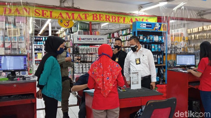Toko aksesoris di Bandung ditutup gegara beroperasi saat PPKM Darurat