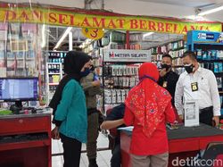 Bukan Sektor Esensial, Toko Aksesoris Ponsel di Bandung Ditutup Petugas