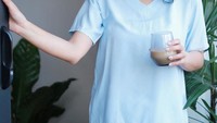 Setiap pagi, Tyas selalu sarapan secara rutin dan terlihat mengonsumsi susu cokelat. Begini momennya saat sarapan! Foto: Instagram @tyasmirasih