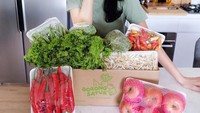 Tyas juga selalu menyetok sayuran di rumahnya. Ada selada, tauge, cabai merah, brokoli, hingga buah apel. Foto: Instagram @tyasmirasih