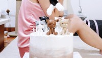 Punya banyak kucing di rumahnya, Tyas Mirasih diberikan hadiah kue dengan topping miniatur kucing oleh sang suami. Lucu banget ya kuenya! Foto: Instagram @tyasmirasih