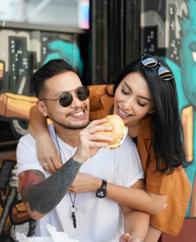 Saat liburan bersama, mereka pun menampillkan kemesraan ke follower di Instagram. Foto: Instagram @tyasmirasih