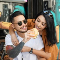 Saat liburan bersama, mereka pun menampillkan kemesraan ke follower di Instagram. Foto: Instagram @tyasmirasih