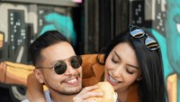 Momen romantis Tyas Mirasih bersama sang suami juga dibagikan olehnya saat sedang menikmati seporsi burger. Foto: Instagram @tyasmirasih
