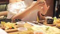Aktris berusia 34 tahun ini juga masih terlihat cantik saat sedang menikmati seporsi beefsteak. Foto: Instagram @tyasmirasih