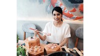 Momen kuliner lainnya yang ia abadikan adalah saat menikmati hot pot dengan beragam pilihan daging. Foto: Instagram @tyasmirasih