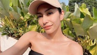 Tyas Mirasih, seorang aktris yang saat ini dikabarkan sedang menjalani isolasi mandiri karena terpapar Covid-19. Momennya saat berjemur viral karena ia terlihat tetap cantik. Foto: Instagram @tyasmirasih