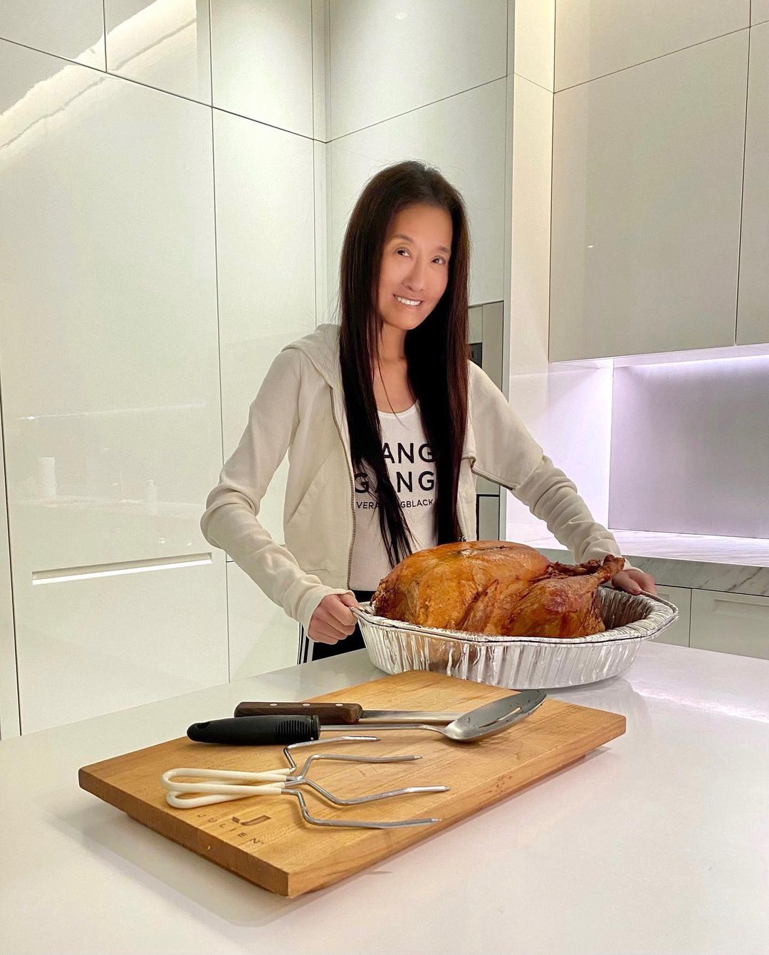 Terlihat Awet Muda Saat Ultah ke-72, Ini Pose Vera Wang bersama Kue Ultah