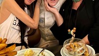 Seperti yang terlihat pada momen ini. Bersama dengan temannya Vera Wang menikmati santap malam di sebuah restoran. Foto: Instagram @verawang