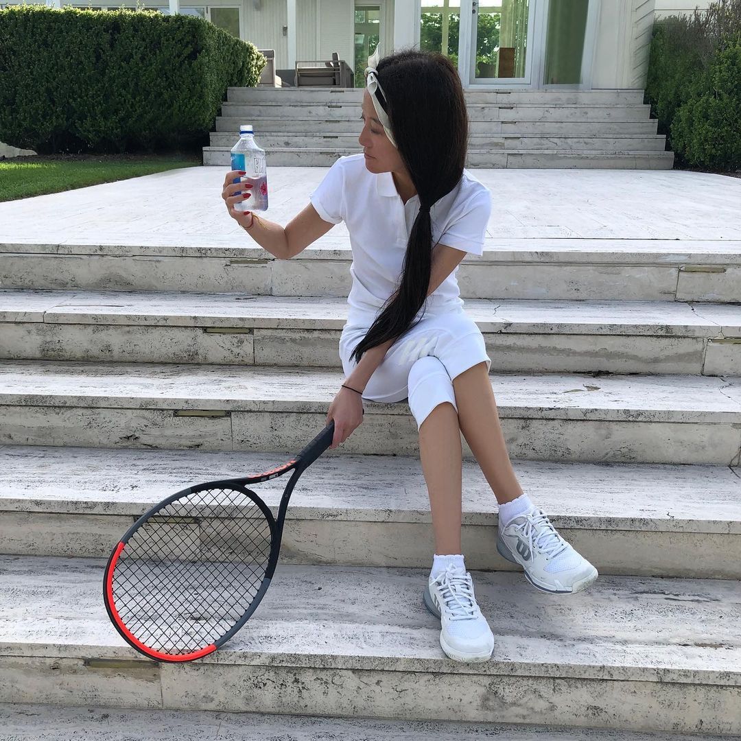 Terlihat Awet Muda Saat Ultah ke-72, Ini Pose Vera Wang bersama Kue Ultah