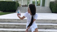 Nah, ini adalah bukti bahwa Vera Wang sangat menyukai olahraga. Salah satu jenis olahraga yang disukai adalah tennis. Posenya sambil memegang botol air minum ini bikin netizen salah fokus. Foto: Instagram @verawang