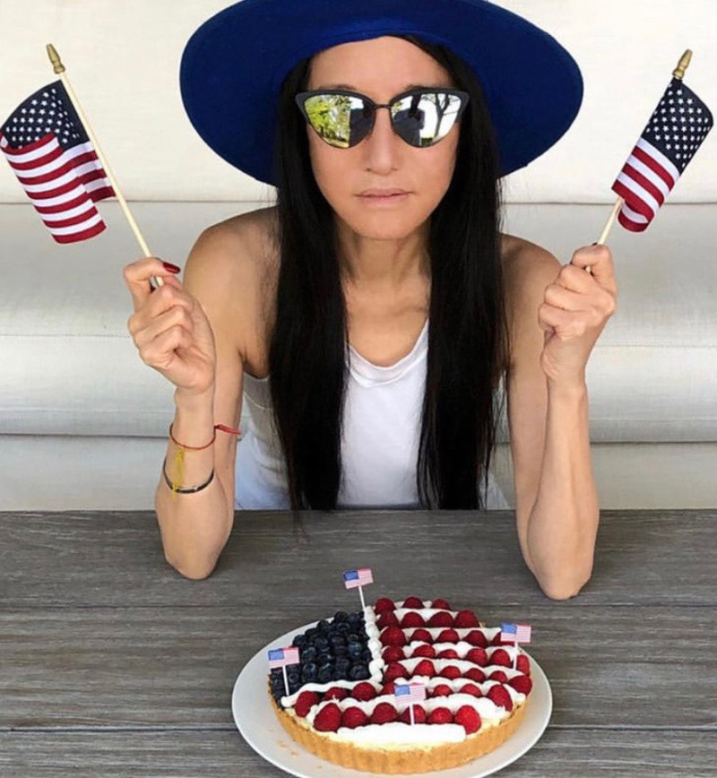 Vera Wang Terlihat Awet Muda Saat Ultah ke-72, Ini Pose Vera Wang bersama Kue Ultah