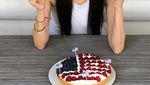 Terlihat Awet Muda Saat Ultah ke-72, Ini Pose Vera Wang bersama Kue Ultah