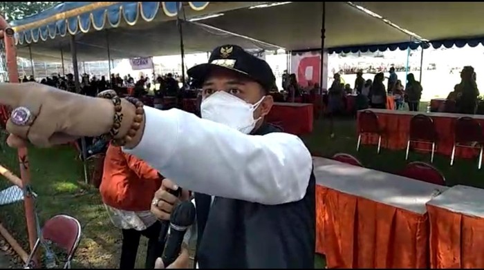 Wali Kota Surabaya Eri Cahyadi pun naik pitam saat melihat peserta di tribun berkerumun dan susah diatur