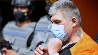 EB mengaku sebagai anggota Interpol untuk memeras dan mengancam korbannya yaitu seorang pengusaha asing asal Uzbekistan yang tinggal di Bali sehingga korban ketakutan dan menyerahkan sebanyak 22 unit sepeda motor serta uang sebesar Rp121 juta kepada tersangka.