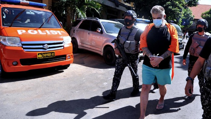 WARGA NEGARA ASING Rusia Petugas kepolisian menghadirkan tersangka Warga Negara Rusia berinisial EB (kanan) saat konferensi pers di Polda Bali, Denpasar, Bali, Selasa (6/7/2021). EB mengaku sebagai anggota Interpol untuk memeras dan mengancam korbannya yaitu seorang pengusaha asing asal Uzbekistan yang tinggal di Bali sehingga korban ketakutan dan menyerahkan sebanyak 22 unit sepeda motor serta uang sebesar Rp121 juta kepada tersangka. ANTARA FOTO/Fikri Yusuf/pras.