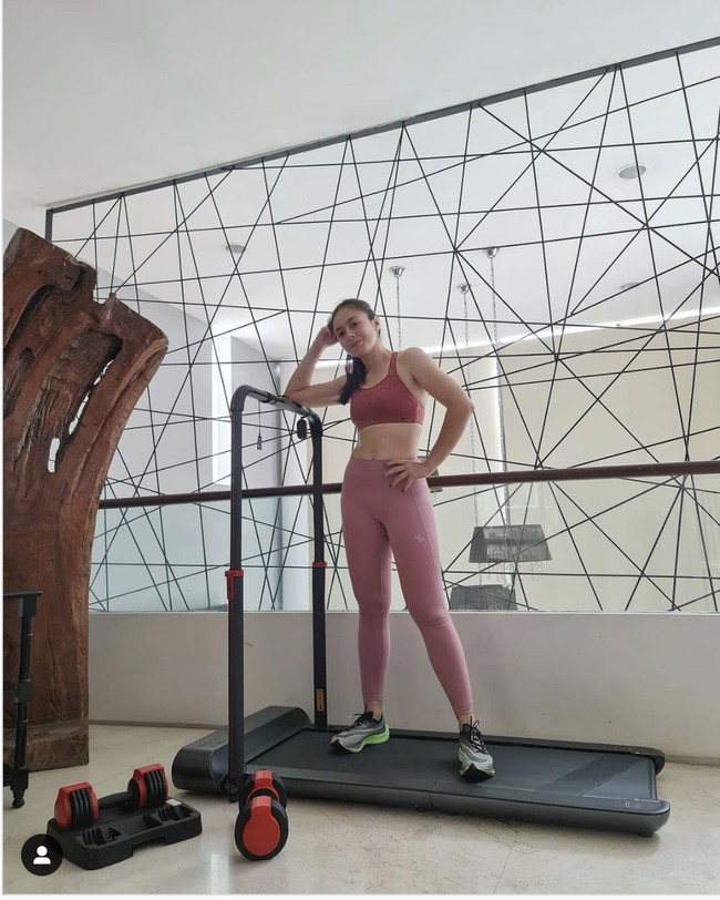 Wulan Guritno memang sering mengunggah gayanya sedang latihan fisik. Ketika ngegym, ia memakai baju-baju olahraga yang tak jarang menunjukkan tubuh langsing dan atletis.Foto: Dok. Instagram @ wulanguritno