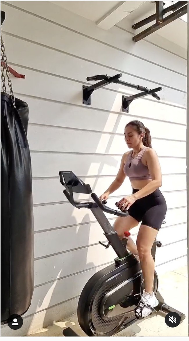 Pemilik nama lengkap Sri Wulandari Lorraine Joko Guritno tersebut juga memiliki spinning bike agar bisa sepedehan di rumah kapan saja. Foto: Dok. Instagram @ wulanguritno
