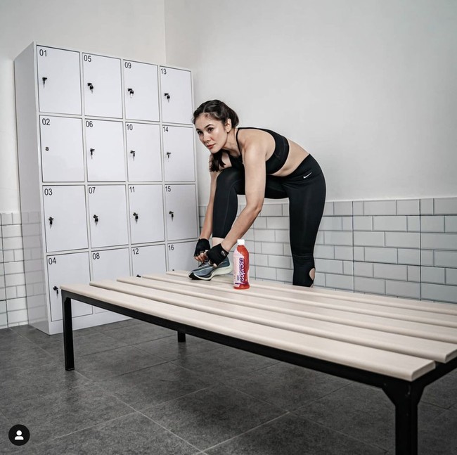 Dalam wawancara baru-baru ini, Wulan pun mengungkap tips cantiknya. Seperti yang bisa dilihat di Instagram, wanita 42 tahun tersebut memang rutin olahraga untuk merawat bentuk tubuh. Selain itu, Wulan tentu menjaga pola makan. Foto: Dok. Instagram @ wulanguritno