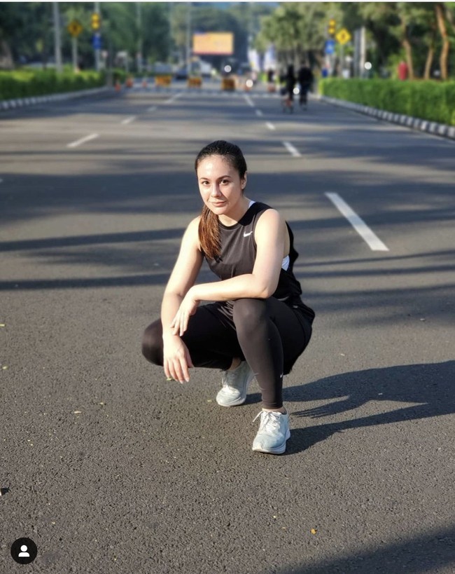 Aktris itu memang selalu menyempatkan diri untuk olahraga di sela-sela aktivitasnya yang padat. Kalau lagi ada kerjaan jam 09.00, sebelumnya aku olahraga jam 07.00. Kalau memang kerjaaannya jam 09.00, berarti aku harus mandi di studio baru jalan ke lokasi. Jadi mobil aku sudah ada baju olahraga lengkaplah semua, ujar Wulan Guritno.Foto: Dok. Instagram @ wulanguritno