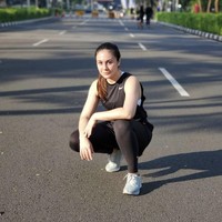 Aktris itu memang selalu menyempatkan diri untuk olahraga di sela-sela aktivitasnya yang padat. Kalau lagi ada kerjaan jam 09.00, sebelumnya aku olahraga jam 07.00. Kalau memang kerjaaannya jam 09.00, berarti aku harus mandi di studio baru jalan ke lokasi. Jadi mobil aku sudah ada baju olahraga lengkaplah semua, ujar Wulan Guritno.Foto: Dok. Instagram @ wulanguritno