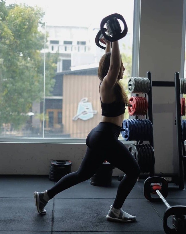 Saat ngegym, wanita yang sedang berpecaran dengan Sabda Ahessa ini tak jarang melatih ototnya dengan angkat beban.Foto: Dok. Instagram @ wulanguritno