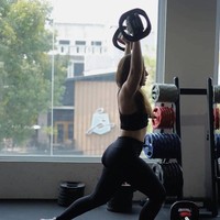 Saat ngegym, wanita yang sedang berpecaran dengan Sabda Ahessa ini tak jarang melatih ototnya dengan angkat beban.Foto: Dok. Instagram @ wulanguritno