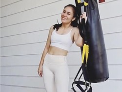 10 Gaya Wulan Guritno Olahraga, Memesona dengan Body Goals di Usia 40