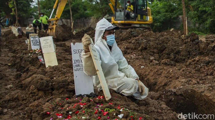 Ya Allah! Indonesia Pecah Rekor Kematian Corona Tembus 1.040 Pemerintah juga menyatakan ada 1.040 pasien Corona yang meninggal dunia hari ini. Jumlah pasien COVID-19 di Indonesia yang meninggal dunia sebanyak 62.908 orang.