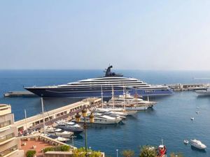 Yacht Liner, Yacht Jumbo Pertama di Dunia, Diluncurkan
