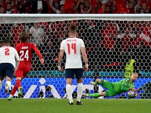 Inggris Didakwa UEFA gegara Fans Laser Kiper Denmark