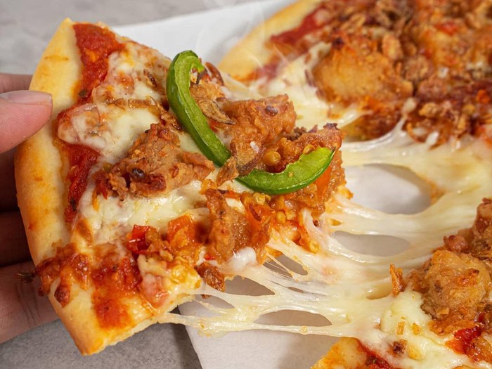 5 Pizza Kekinian dengan Topping Jamur Truffle hingga Ayam Geprek