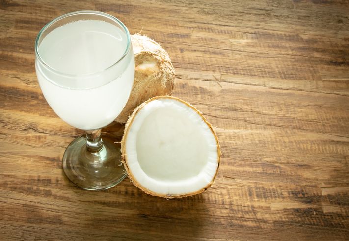 Air Kelapa Tua Tak Kalah Nutrisinya dari Air Kelapa Hijau yang Diburu Saat Pandemi