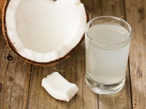 Benarkah Air Kelapa Bisa Redakan Efek Samping Vaksin? Ini Kata Dokter