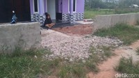Pagar tembok tersebut dibongkar usai dilakukannya mediasi yang dihadiri oleh ketua RT setempat, Babinsa, Banbinkamtimbas serta perwakilan pihak developer dan pemilik rumah.