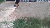 Sebelumnya, video yang menunjukkan tembok sekitar 1 meter berdiri di depan halaman rumah Hermiati viral di media sosial. Tembok itu diketahui telah menutup akses jalan ke rumah Hermiati selama 8 bulan. 