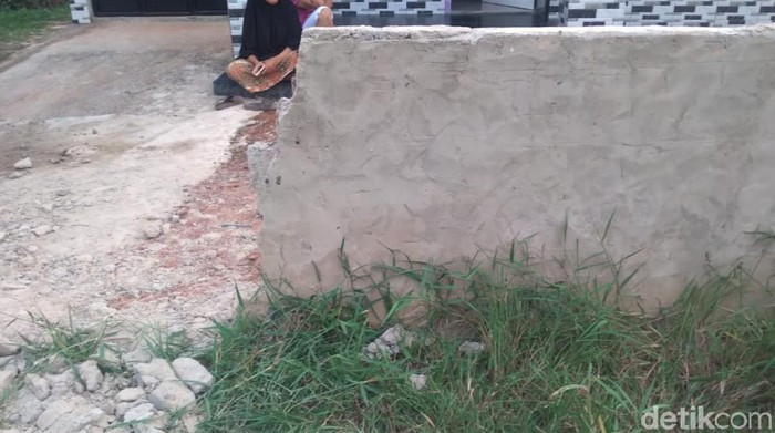 Akhirnya, Tembok yang Tutup Rumah Warga di Palembang Dibongkar Tembok yang tutup akses jalan ke rumah seorang warga di Palembang akhirnya dibongkar. Video terkait tembok tersebut sebelumnya sempat viral di media sosial.