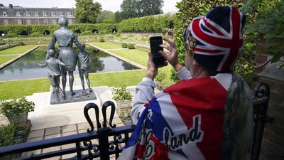 Antusias Warga Inggris Tengok Patung Diana di Istana Kensington