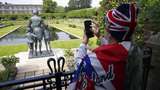 Antusias Warga Inggris Tengok Patung Diana di Istana Kensington