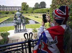 Antusias Warga Inggris Tengok Patung Diana di Istana Kensington