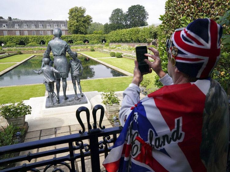 Antusias Warga Inggris Tengok Patung Diana di Istana Kensington