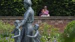 Antusias Warga Inggris Tengok Patung Diana di Istana Kensington