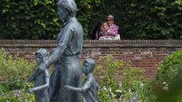 Warga melihat patung Diana, Princess of Wales, di Taman Sunken di Istana Kensington, London. AP Photo/Jonathan Brady  