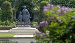 Antusias Warga Inggris Tengok Patung Diana di Istana Kensington