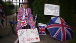 Antusias Warga Inggris Tengok Patung Diana di Istana Kensington